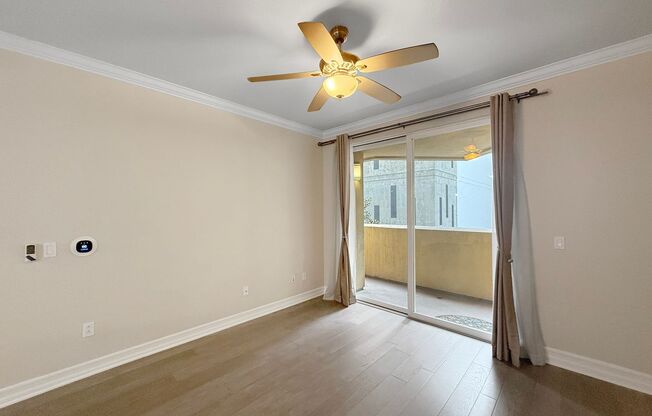 Beautiful 2B/2BA condo w/ 2 Reserved Parking Spaces & Washer/Dryer!