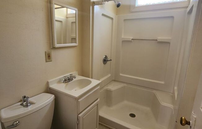 2 beds, 1 bath, $1,095, Unit 1512L