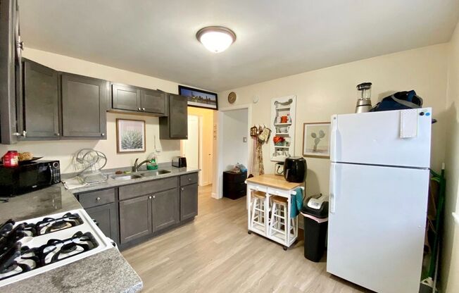 2 beds, 1 bath, $995