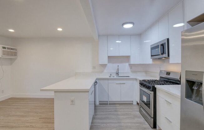 1223 N. Beachwood Dr