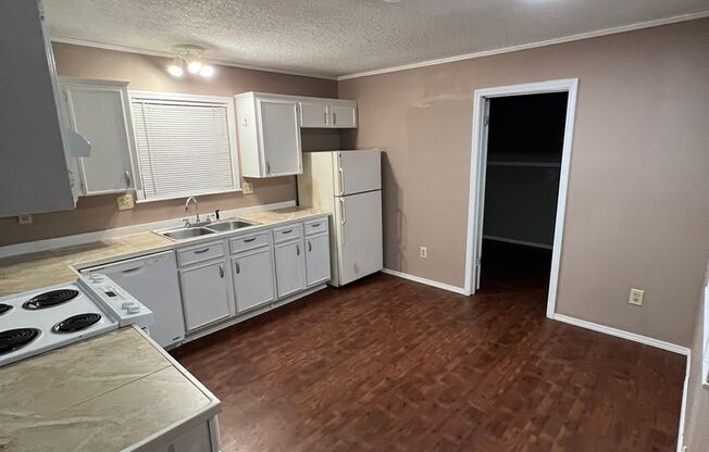 3 beds, 2 baths, $1,595