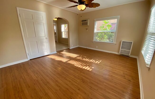 5225 De Longpre Ave