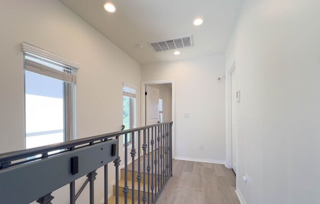 Modern Hillside 4Bed / 3.5 Bath Retreat with Stunning Views & Luxurious Amenities