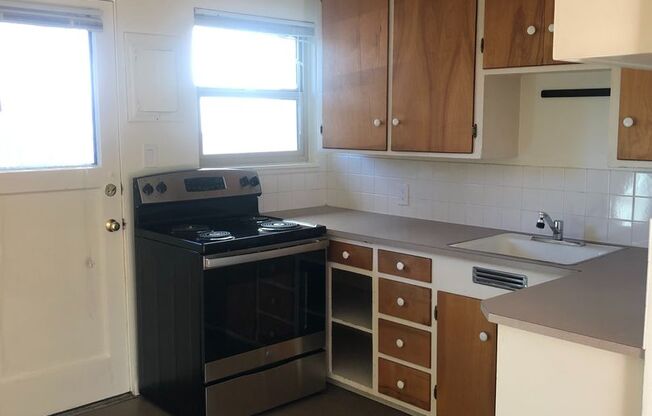 2 beds, 1 bath, 810 sqft, $2,275, Unit 01
