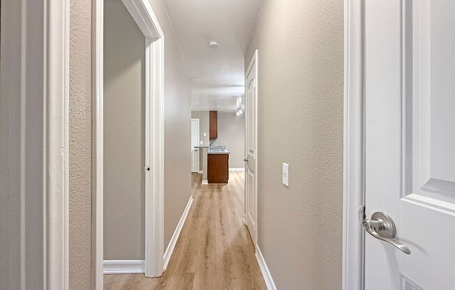 2 beds, 1 bath, 880 sqft, $2,538, Unit 007