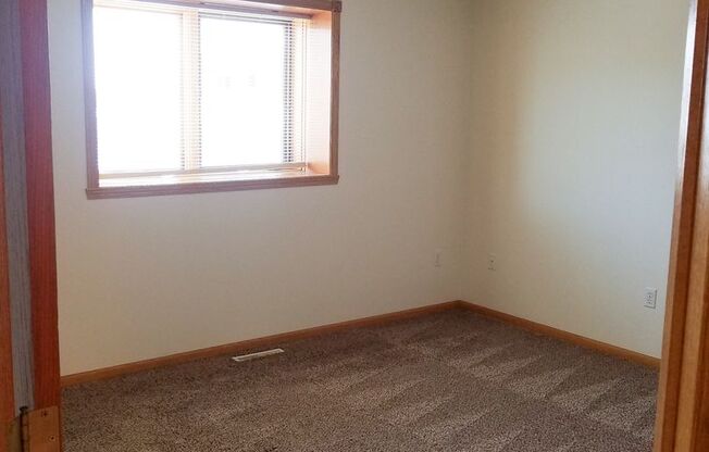 3 Bedroom - 2 Bathroom Twinhome for Rent - Fenced Yard!