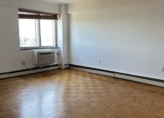 2 beds, 1 bath, 940 sqft, $2,400, Unit 8C