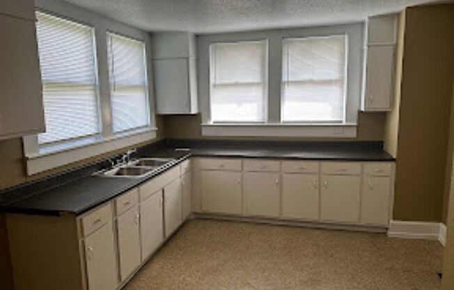 3 beds, 1 bath, $1,100