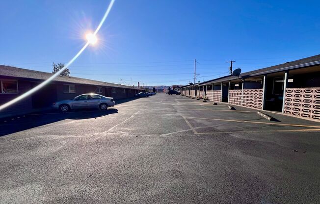 1 bed, 1 bath, $950, Unit R