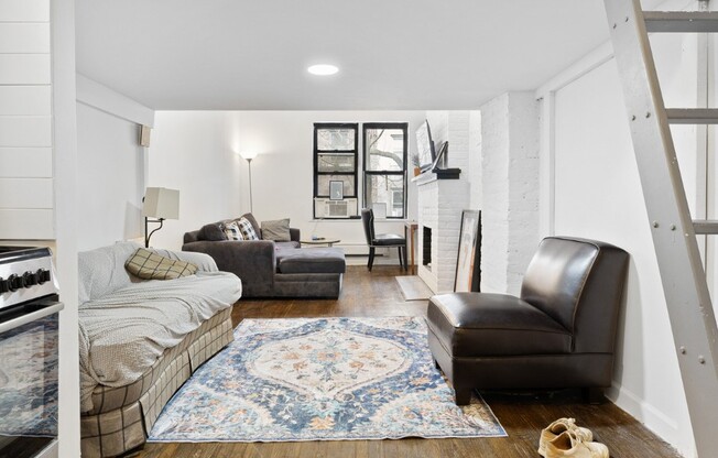 307 W 29 ST