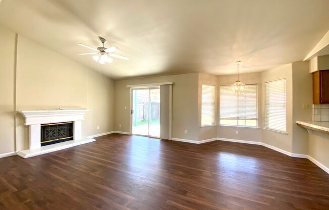 $2,295 Valentine & Clinton, Beautiful 3 Bedroom Home - N Rafael Ave, Fresno