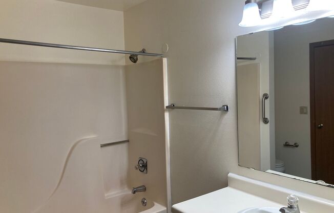 3 beds, 1 bath, 1,040 sqft, $1,800, Unit 3172-104