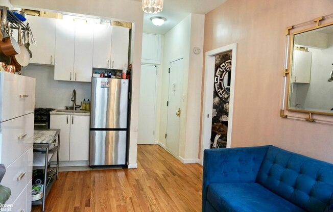 264 W 121 ST