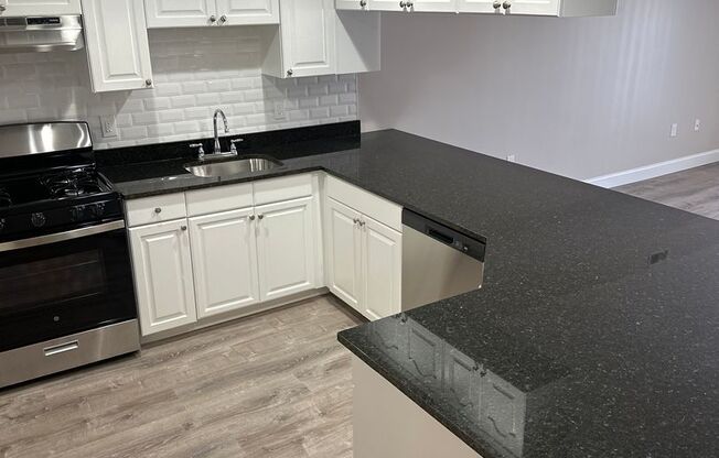 2 beds, 1 bath, 680 sqft, $2,550, Unit 21-34