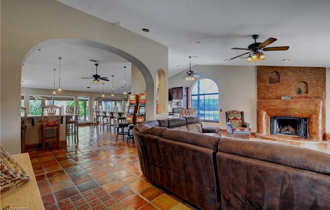 2245 DARWIN CIR