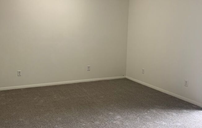 2 beds, 1 bath, 925 sqft, $1,275, Unit 33