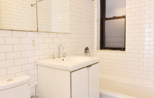 2 beds, 1 bath, $2,900, Unit 4-D