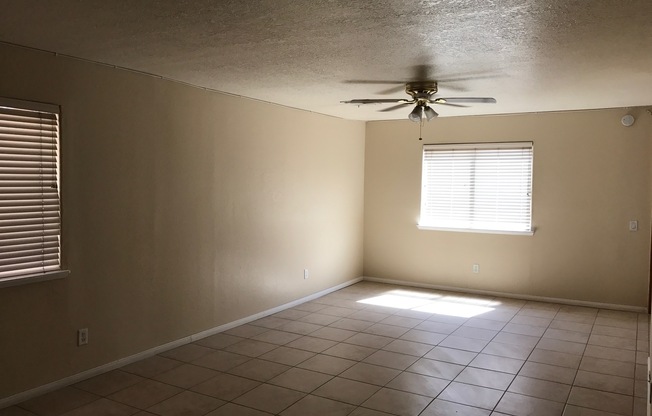 Beautiful 4 Bedroom 2 Bathroom house ( Smoke Ranch and Jones )