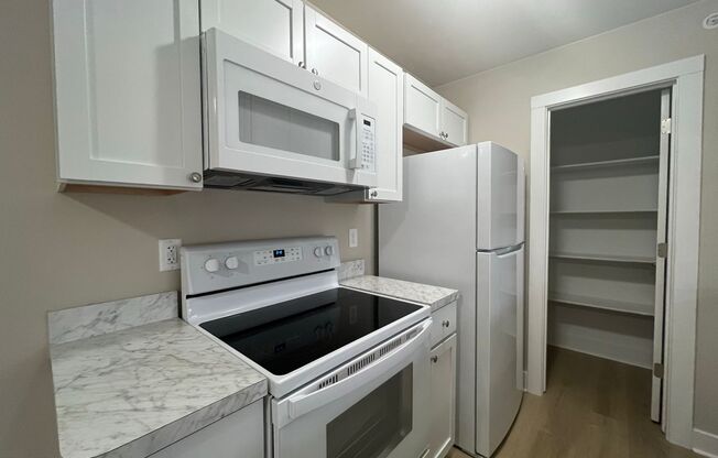 2 beds, 1 bath, 1,050 sqft, $950, Unit 5200 N Genesee Rd #202