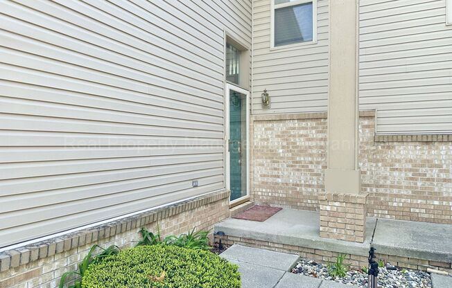 Beautifully Updated 2-Bedroom Townhouse w/ Finished Basement - Close to Royal Oak, Ferndale, Pleasant Ridge!