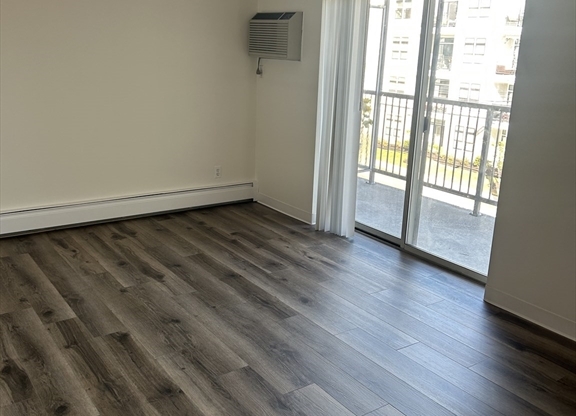 2 beds, 1 bath, 800 sqft, $2,200, Unit 35