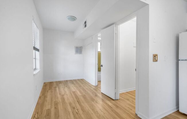 Studio, 1 bath, 300 sqft, $721, Unit 3