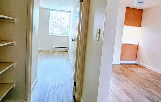 2 beds, 1 bath, 880 sqft, $2,420, Unit 9