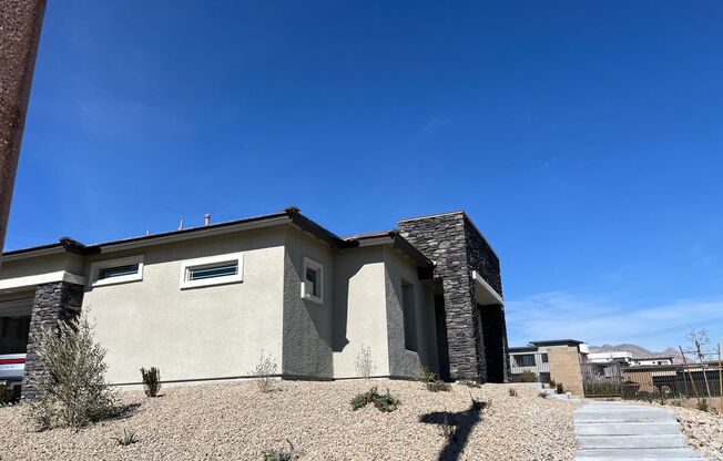 Gorgeous 2BED / 2BATH home nestled in 55 and older community in Summerlin!