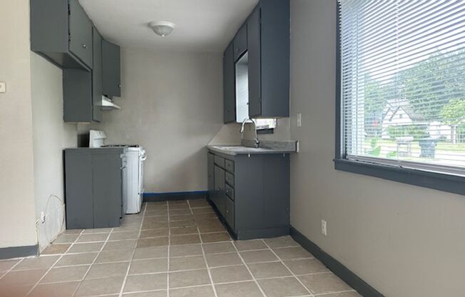 2 beds, 1 bath, $795