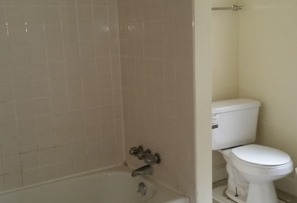 Studio, 1 bath, $750, Unit 93 Marsh St #4