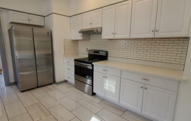 3 beds, 1 bath, $2,700, Unit #101