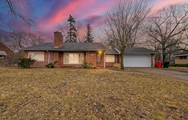 Welcome to this charming single-family ranch in Southfield, MI!