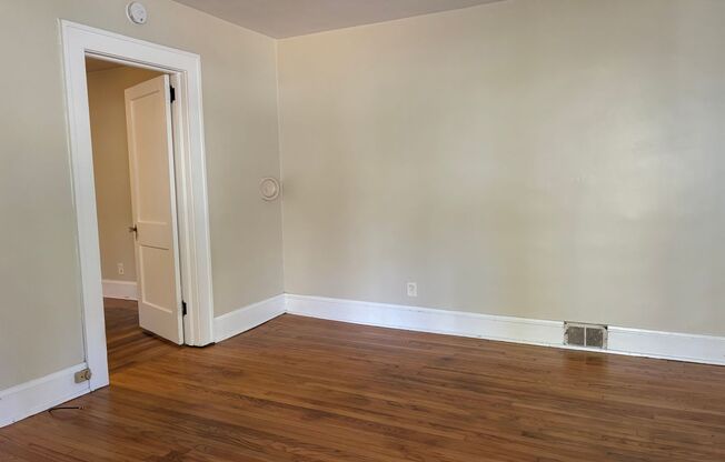 Cute 1BR/1BA Duplex Near UNCG!