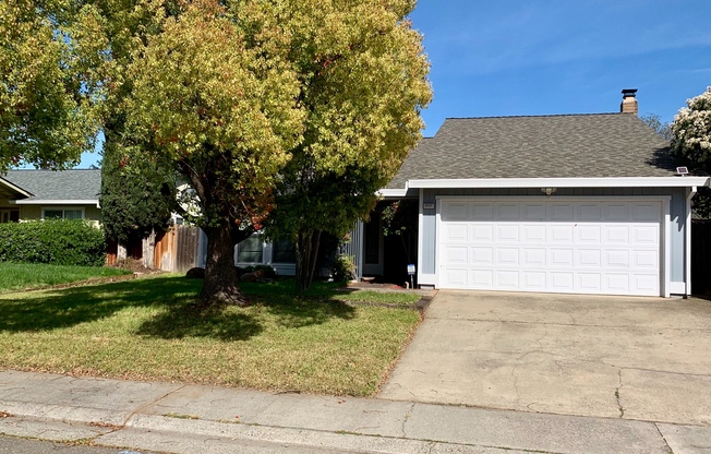 Beautiful 3 Bedroom 2 Bath Home~ Adorable!