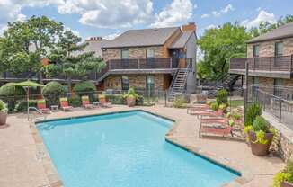 the swimming pool at Vine apartments in Arlington, TX