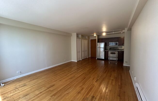 1 bed, 1 bath, 700 sqft, $1,940, Unit 418-1102