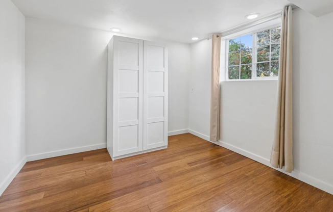 Spacious 5-Bedroom Home with Two Kitchens, Private Yard & Easy Commuting
