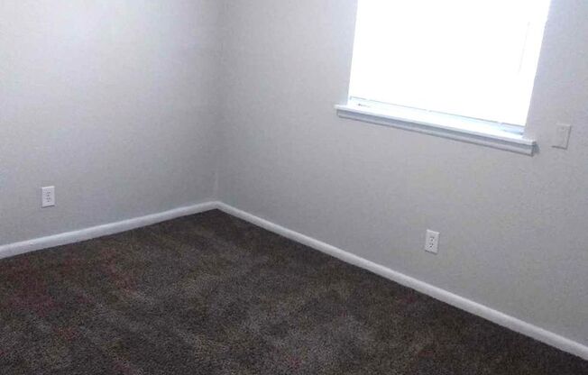 3 beds, 1 bath, 775 sqft, $850, Unit 415-17 Winfield-415 Winfield