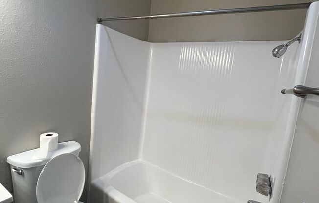 2 beds, 1 bath, 633 sqft, $2,295, Unit 76