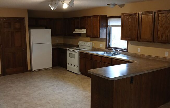 Large 3 Bedroom, 2 Full Bath Duplex Unit in South St. Paul