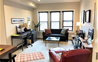 525 W Barry Ave, Chicago IL 1N