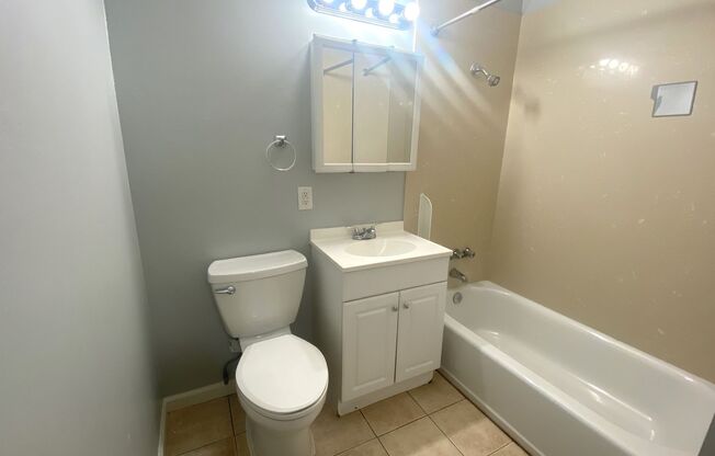 1 bed, 1 bath, 650 sqft, $1,595, Unit O-49