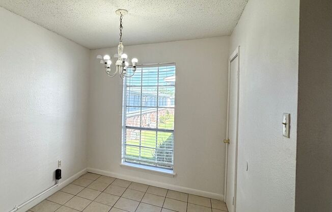 2 Bed, 1.5 Bath Condo with Pool & Carport in Baton Rouge!