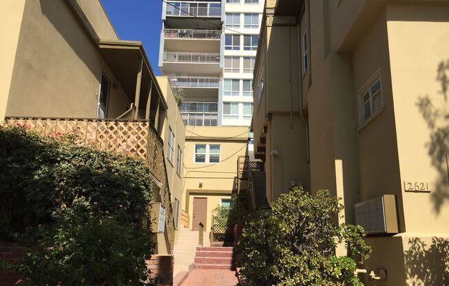 Upper Spacious Bankers Hill Unit!