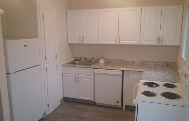 2 beds, 1 bath, 800 sqft, $1,400, Unit 37