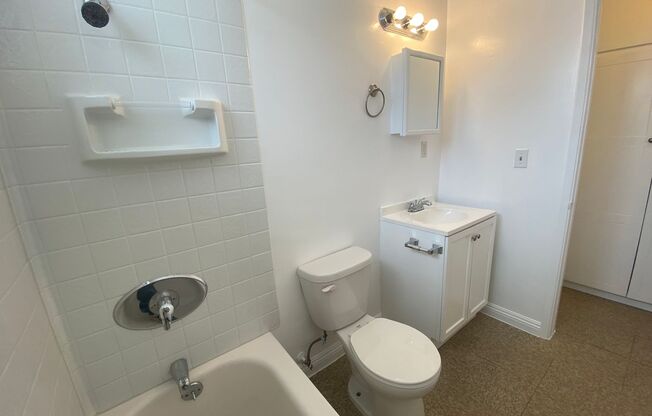 Studio, 1 bath, 370 sqft, $1,300