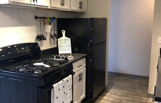 3 beds, 1.5 baths, 850 sqft, $1,950, Unit 301