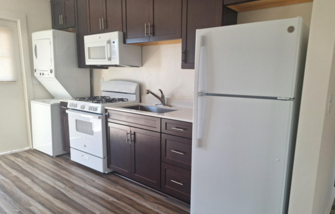 3818 Merrimac Ave., San Diego, CA 92117 *Stackable Washer / Dryer & micro included!*