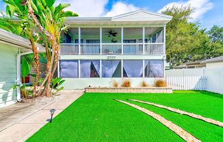 2/1 First Floor Unit Minutes from Beach