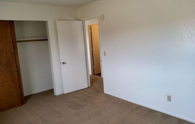 2 beds, 1 bath, $1,200, Unit 6587 Sunset A